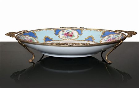 Alzatina in porcellana da Limoges con bordatura e piedi in ottone dorato, First half of the 20° secolo