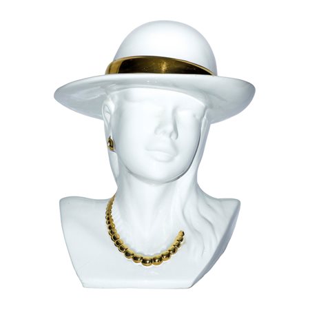 Mezzobusto di dama con cappello con nastro e collana color oro, 20° secolo