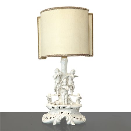 Lampada da tavolo in maiolica bianca con amorini musicanti, 20° secolo