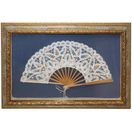 Ventaglio con stecche di legno e merletto Sangallo bianco in ventagliera rettangolare, Mid-20° secolo