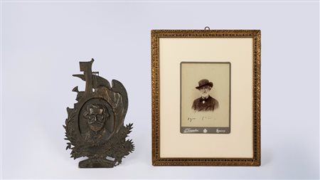 Giuseppe Verdi - Interessante lotto con bella foto formato margherita autografata del maestro, e cornice in bronzo  , 1800s