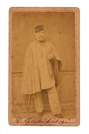 Giuseppe Garibaldi (Nizza 1807 - Caprera 1882)  - Foto formato CDV dell'eroe dei due mondi ritratto a figura intera, con firma autografa, 1860s