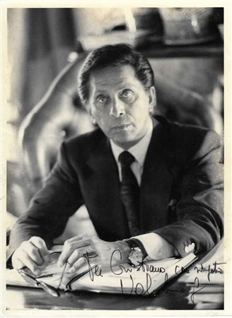 Valentino Garavani - Bel ritratto fotografico del compianto stilista con dedica e firma autografe, 1980s