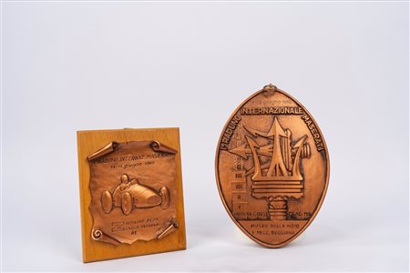 Giorgio Scarlatti (Roma 2 ottobre 1921 - Roma 26 luglio 1990)  - Lotto di due crest commemorativi per il Raduno Maserati del 1980, 1980