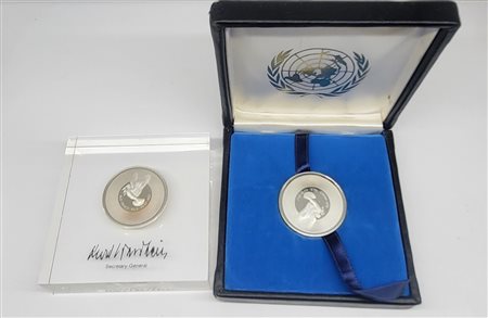 Omaggio per esponente del corpo diplomatico italiano, medaglia con firma del Segretario dell'ONU, 1970s