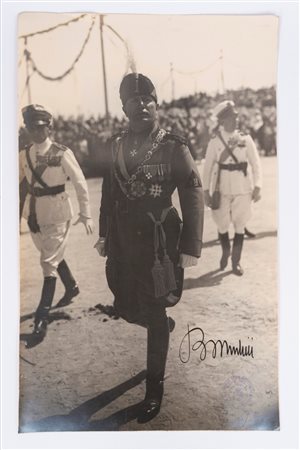Benito Mussolini - Grande fotografia autografata del Duce, con ferita al naso, 1926