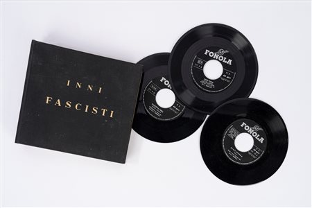 Raccolta di canzoni ed inni del Ventennio fascista su dischi in vinile 45 giri