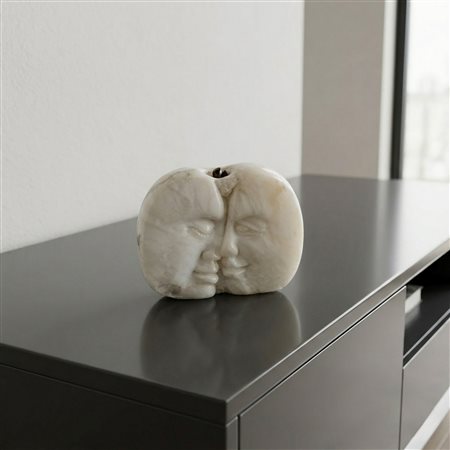 Michele Valenza (Villalba 1950)  - Scultura raffigurante bacio in una mela