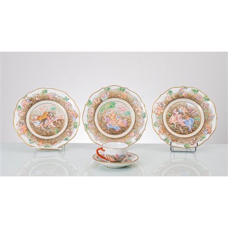 MANIFATTURA DI CAPODIMONTE DEL XIX SECOLO, 3 piatti e tazza