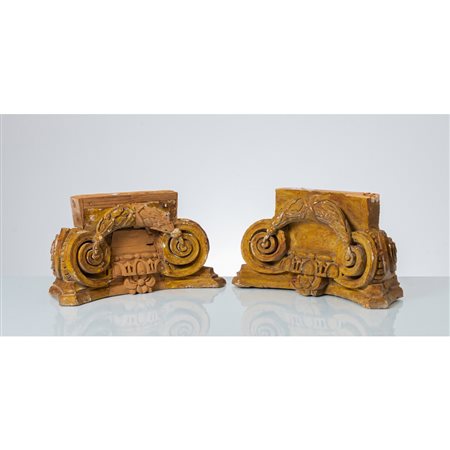 MANIFATTURA SICILIANA FINE XVIII SEC., Coppia mezzi capitelli