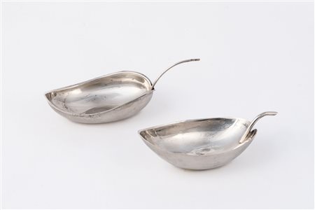 Coppia di salsiere.Argenteria artistica italiana del XX secolo.Argento fuso e...