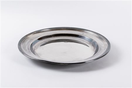 Vassoio argentato.Manifattura del XX secolo.Diametro 43 cm.Marca:...