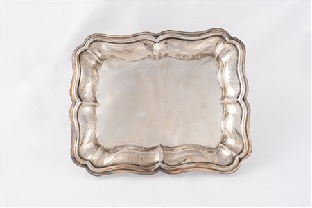 Vassoio rettangolare.Argenteria artistica italiana del XX secolo.Argento fuso...
