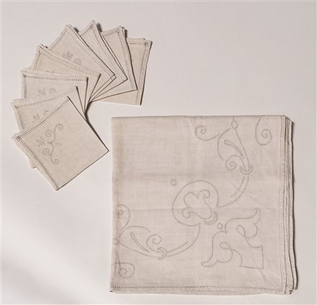 Tovaglia da tè con otto tovaglioli, XX secolo.In lino con inserti a...