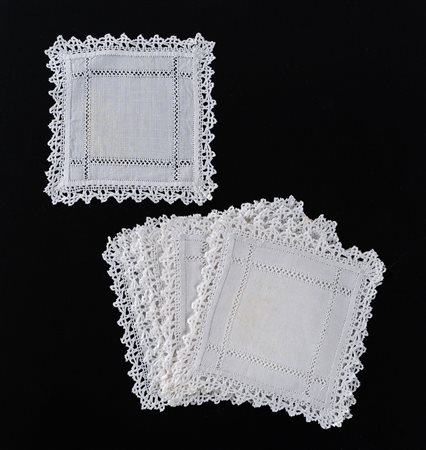 Nove piccoli tovaglioli, XX secolo.In lino con inserti a ricami realizzati a...