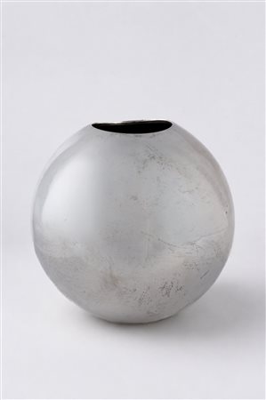 Vaso globulare.Argenteria artistica italiana del XX secolo.Argento fuso e...