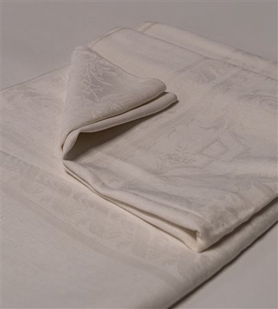 Tovaglia, XX secolo.In fiandra a disegno floreale damascato.Dimensioni: 230 x...