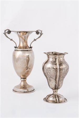 Coppia di piccoli vasi.Argenteria artistica italiana del XX secolo.Argento...