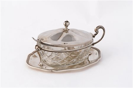 Formaggiera con cucchiaio.Argenteria artistica italiana del XX secolo.In...