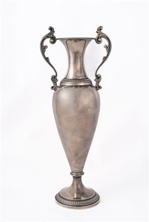 Vaso biansato.Argenteria artistica italiana dell'inizio del XX secolo.Argento...