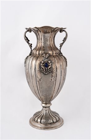 Grande vaso.Argenteria artistica italiana del XX secolo.Argento fuso e...