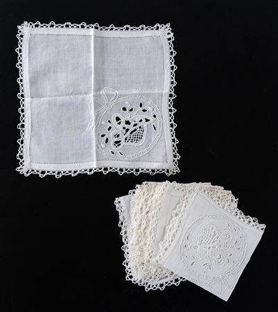 Nove piccoli tovaglioli, XX secolo.In lino con inserti a ricami realizzati a...