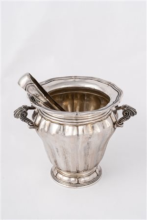 Secchiello portaghiaccio con pinza.Argenteria artistica italiana del XX...