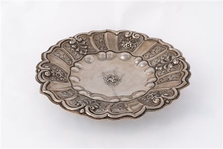 Centrotavola.Argenteria artistica italiana del XX secolo.Argento fuso e...