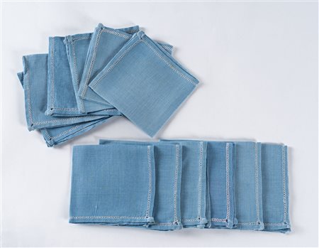 Dodici tovaglioli, XX secolo.In lino di colore azzurro con piccolo ricamo...
