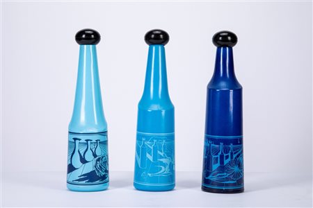 Salvador Dalì (Figueres 1904 - 1989)  - Lotto composto da tre bottiglie in vetro con tappo in plastica per Rosso Antico, 70s