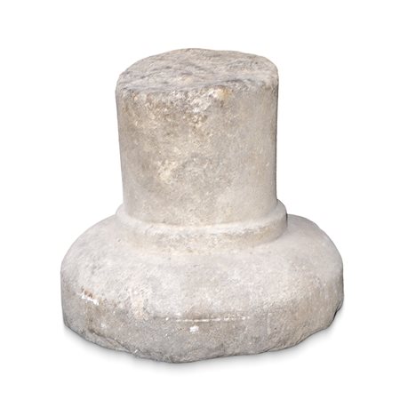 Frammento di colonna in pietra bianca di Comiso
