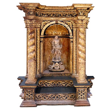Altare ligneo dorato e laccato con statua di Cristo in alabastro rosa di Trapani