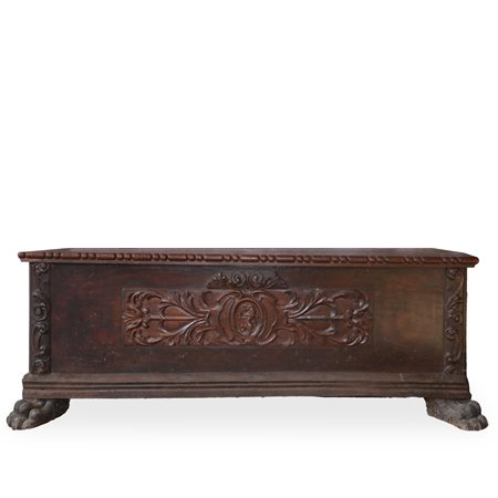 Cassapanca con intaglio sul fronte