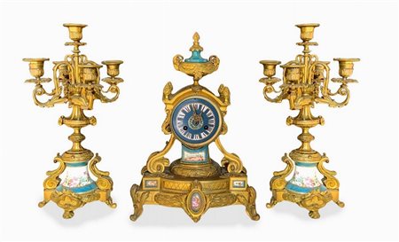 Trittico composto da orologio e coppia di candelieri a 5 luci con inserti in porcellana nei colori del Sevres, Napoleone III.