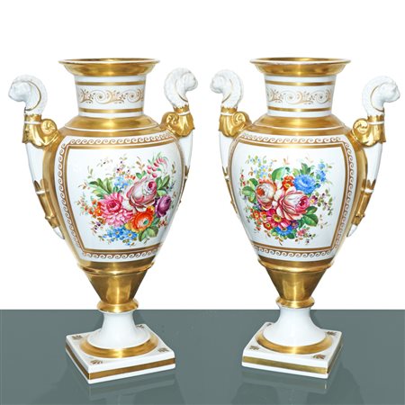 Sevres Porcellana - Coppia di vasi in porcellana bianca e doratura al mercurio di Sevres con paesaggi dipinti al fronte e sul retro con motivi floreali