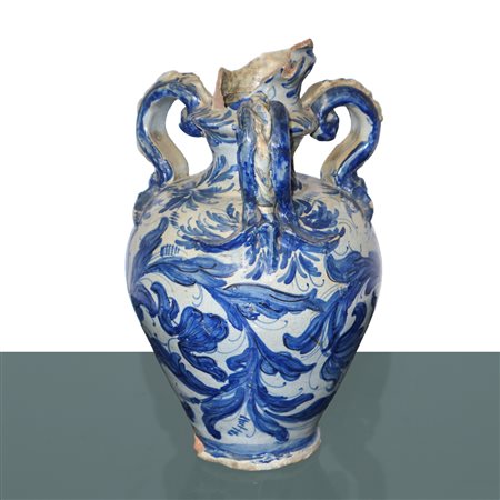 Anfora con tre manici in maiolica di Savona smaltata con decorazioni fitomorfe e vegetali blu su fondo bianco