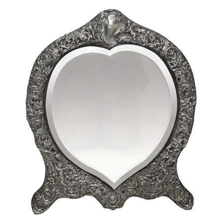 Argentiere - Specchiera inglese con cornice in argento sbalzata a mano.