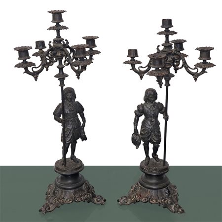 Coppia di candelabri a 5 luci con paggio reggimoccolo alla base