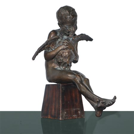 Ragazzo con anatra, scultura in bronzo patinato bruno