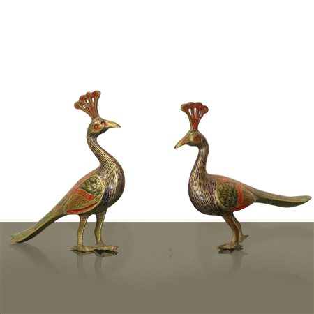 Coppia di pavoni in ottone decorati con smalti policromi