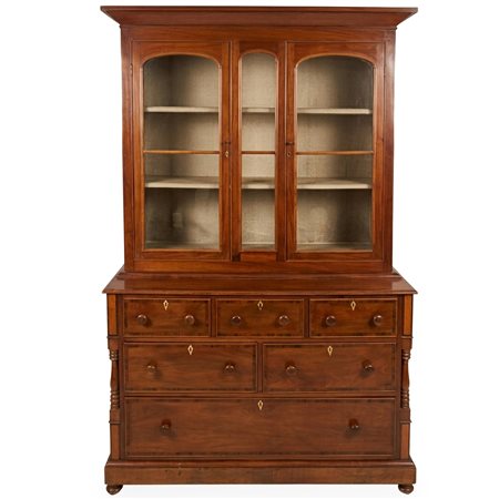 Credenza buffet inglese con cassetti nella parte inferiore e sportelli a vetri nella parte superiore