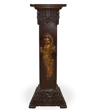 Colonna in legno intagliato con motivi floreali alla base e figura classica al fronte