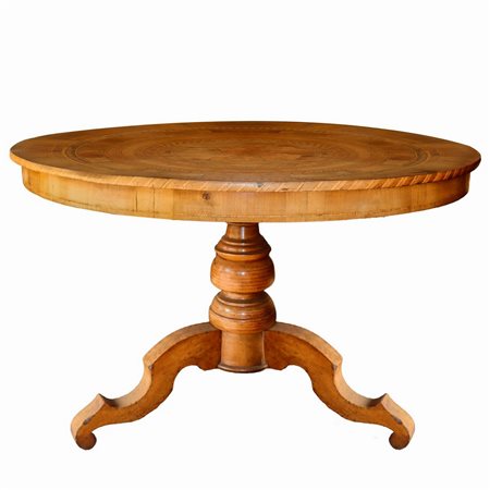 Antico tavolo rotondo Sorrentino, in legno di noce, intarsiato in legni vari a contrasto, a motivi circolari concentrici. Figura centrale raffigurante San Giorgio e il Drago. Balza sottopiano, piede a quattro razze interamente intarsiato.