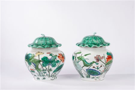 Coppia di potiches in porcellana policroma con coperchio a guisa di foglia di ninfea, Cina secolo XX
