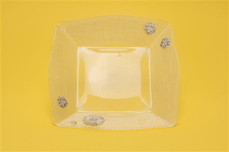 Cestino da pane in vetro trasparente con inserti a forma di margherita in lamina d'argento.