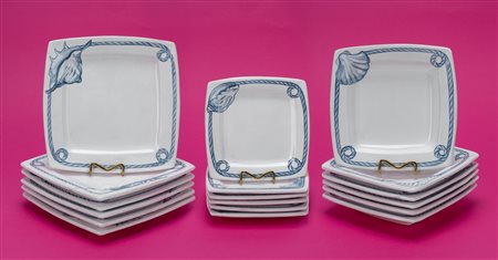 Servizio da sei in ceramica smaltata bianca con decoro in blu a conchiglia e cime