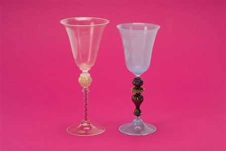 Due calici in vetro di Murano nei toni del rosa e dell'azzurro