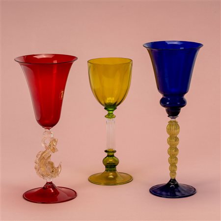 Tre calici in vetro di Murano rosso, blu e verde