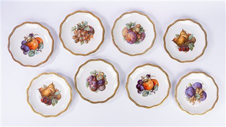 Otto piatti da frutta in porcellana con decoro policromo alla frutta e bordo mosso dorato. Bavaria, Roloff, secolo XX