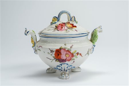 Salsiera biansata con coperchio in porcellana con bordi a rilievo e decorata in policromia a bouquet di fiori. Probabilmente Germania, seconda metà secolo XVIII